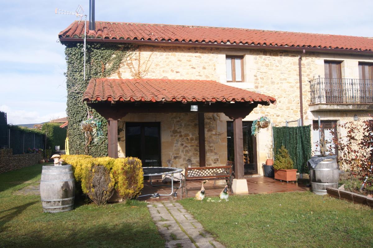 Casa rural con porche y jardín en entorno natural de Las Merindades