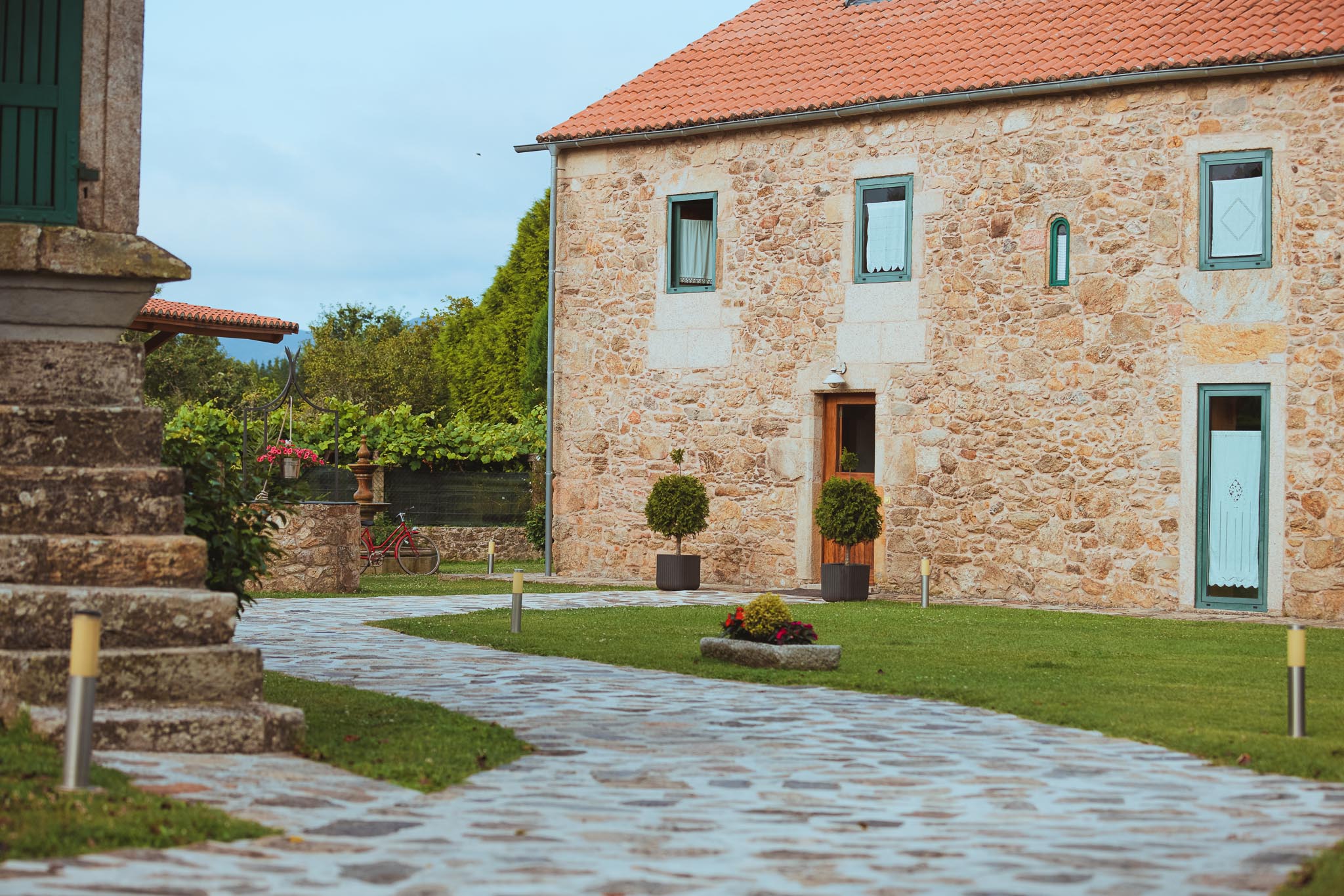 Complejo rural con caminos empedrados y jardines en Las Merindades